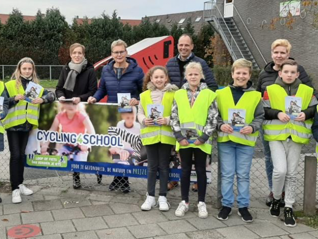 Foto leerlingen basisschool de Rank tijdens de start Cycling4School