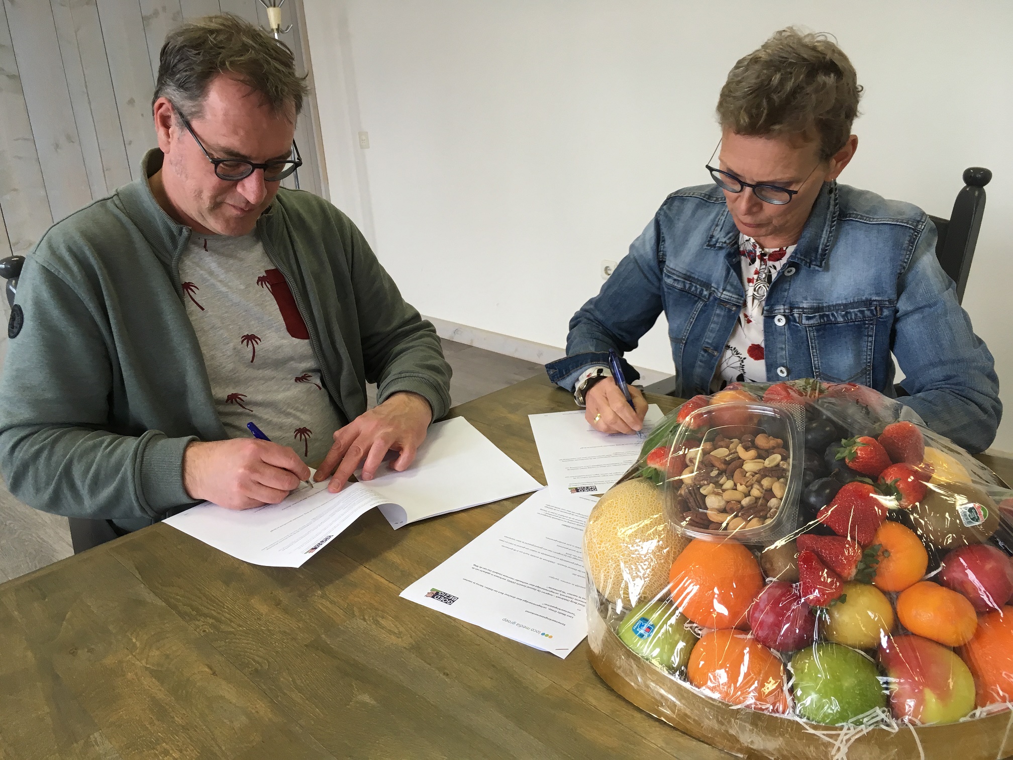 Ondertekening contract Loco Media Groep