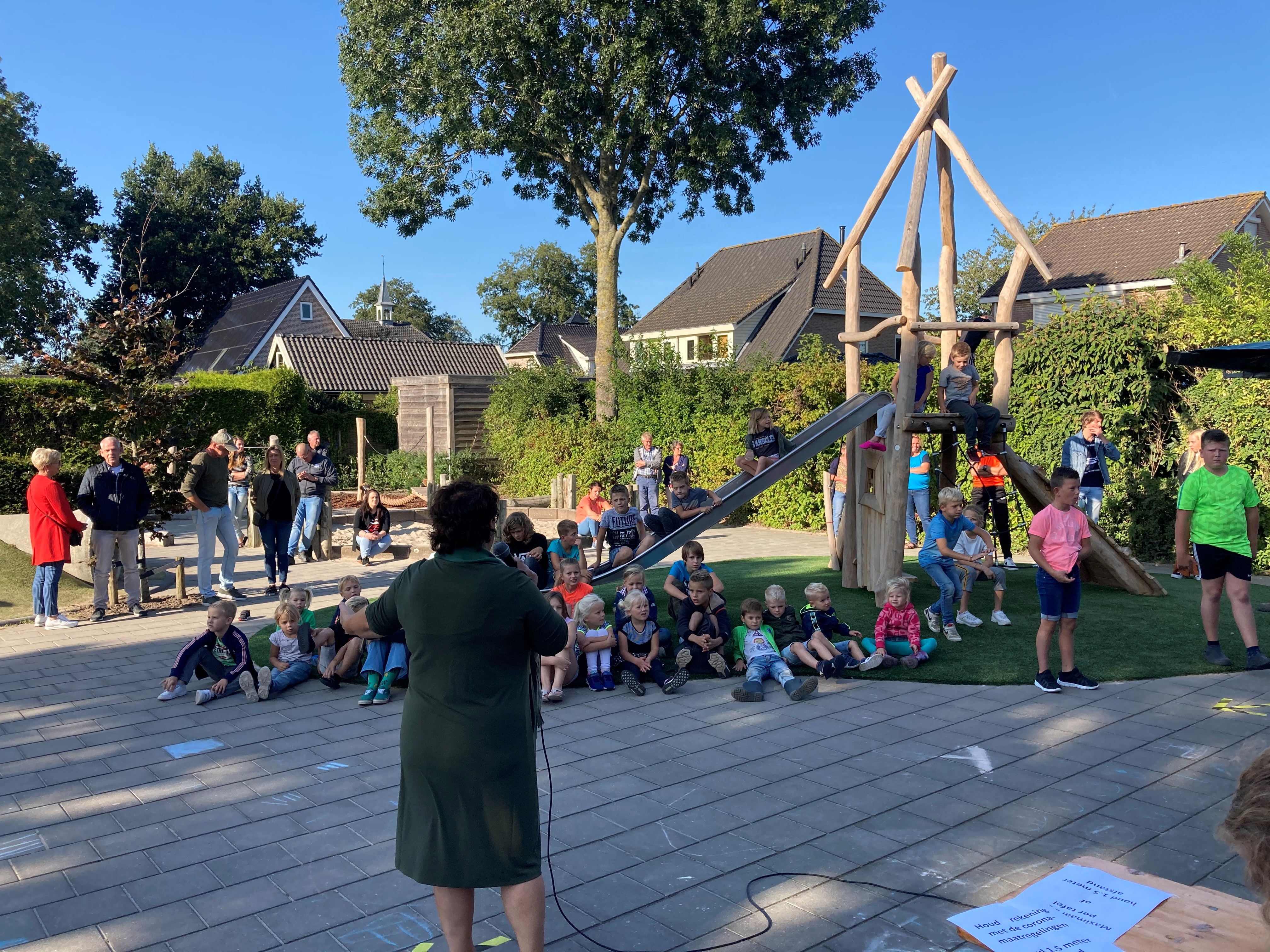 Directrice Noordermerk opent het vernieuwde schoolplein